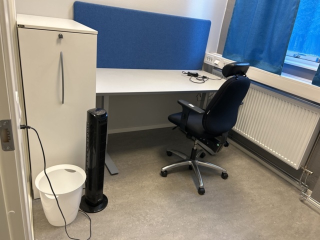 1290121-2 Office workstation - Electric desk, cabinet and office chair