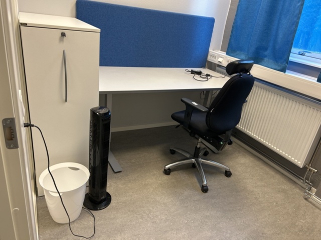1290121-3 Office workstation - Electric desk, cabinet and office chair