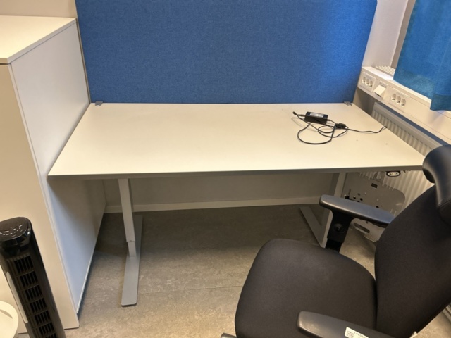 1290121-8 Office workstation - Electric desk, cabinet and office chair