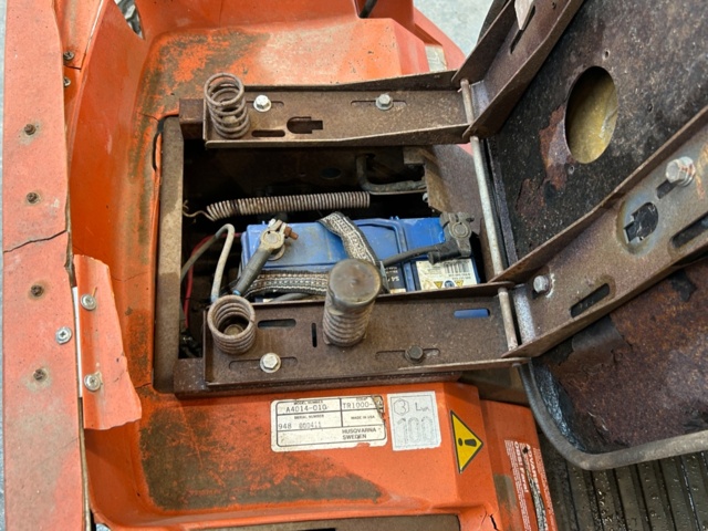 1348708-10 Åkgräsklippare Husqvarna Lt 1000-14