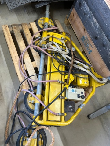 1348721-2 Vacuum lifter with 4 suction feet