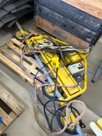 1348721-1 Vacuum lifter with 4 suction feet