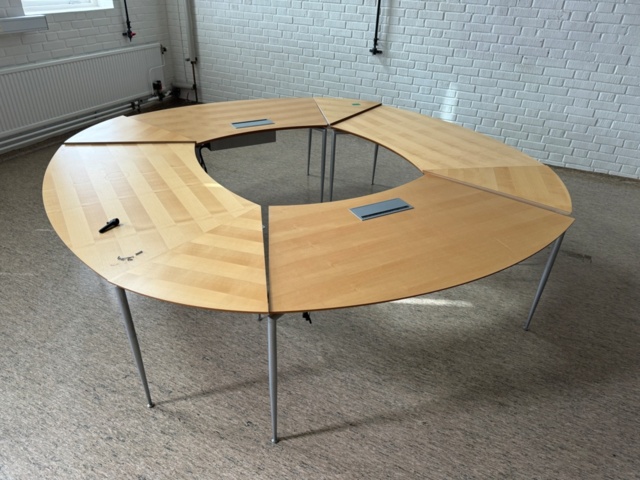 1347781-1 Conference table