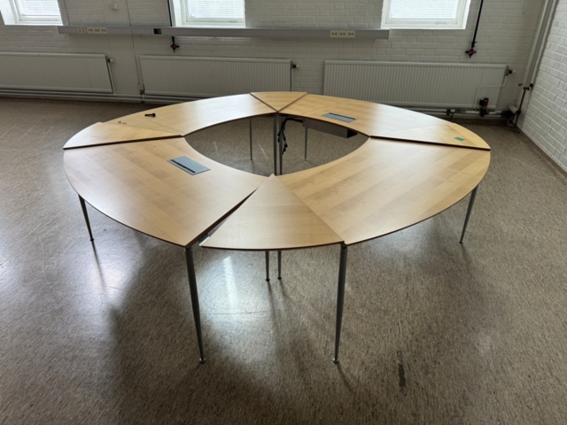 1347781-2 Conference table