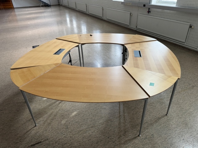 1347781-3 Conference table
