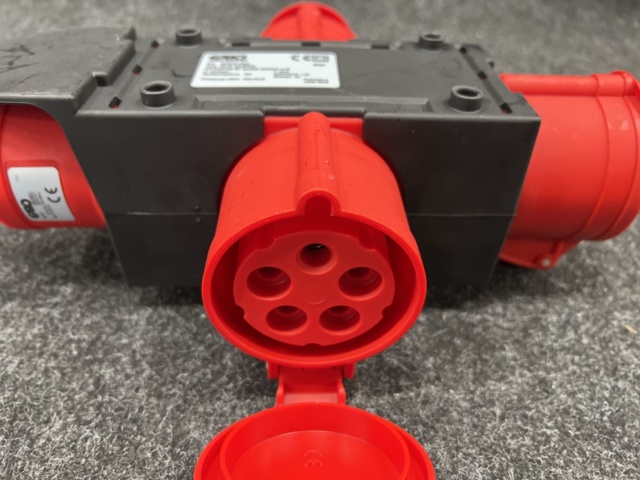 1349623-4 Outlet distributor/multi-socket Garo 32A