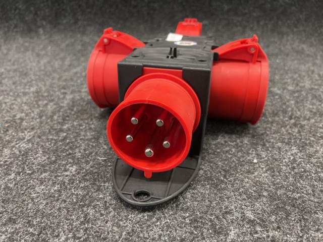 1349623-5 Outlet distributor/multi-socket Garo 32A