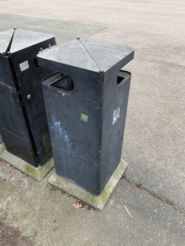 1198442-2 5 garbage stations