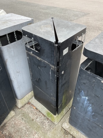 1198442-3 5 garbage stations