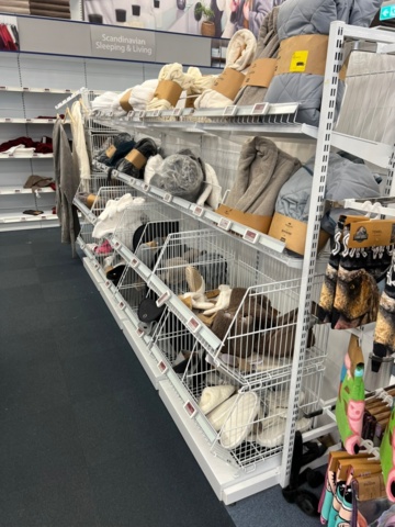 1351012-3 Shop fittings