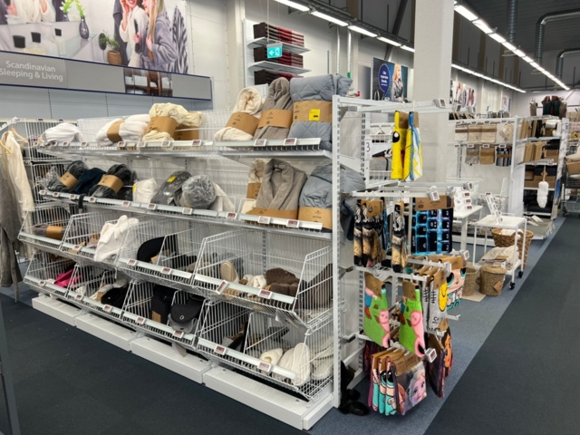 1351012-2 Shop fittings