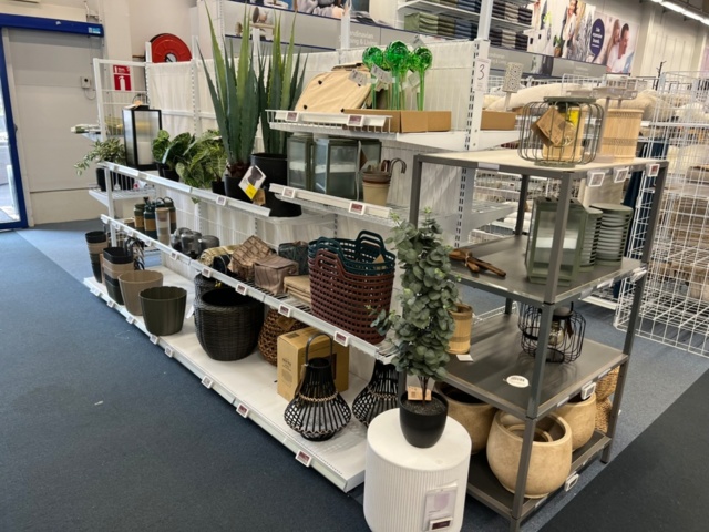 1351012-10 Shop fittings