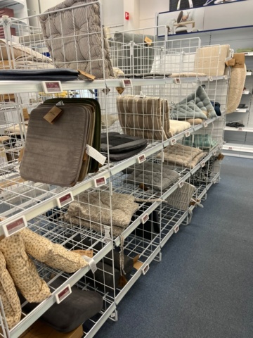 1351013-6 Shop fittings