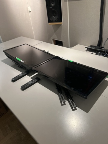 1297255-1 Philips 24PFS5505 – 24” Full HD LED TV with remote control