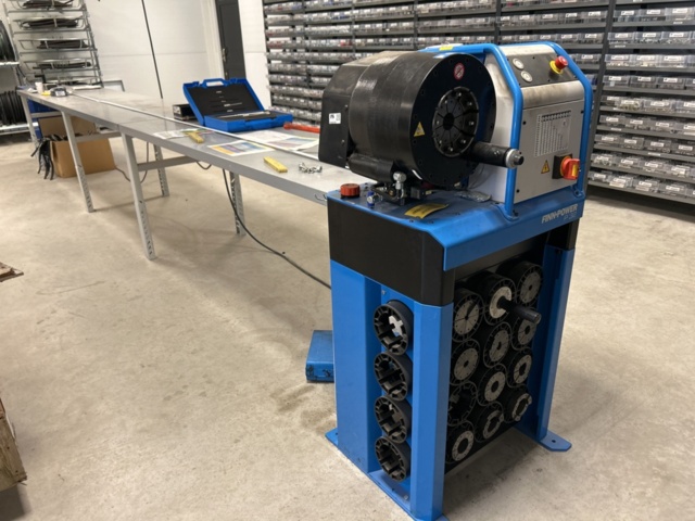 1350319-1 Slangpress med bord och tillbehör - Finn-Power P32 -2022