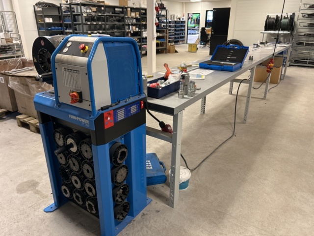 1350319-2 Slangpress med bord och tillbehör - Finn-Power P32 -2022