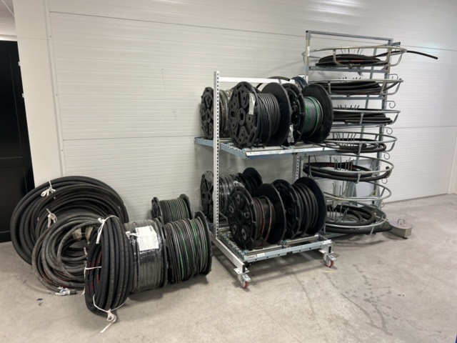 1350321-1 Parti med slang och slangupprullare på stativ