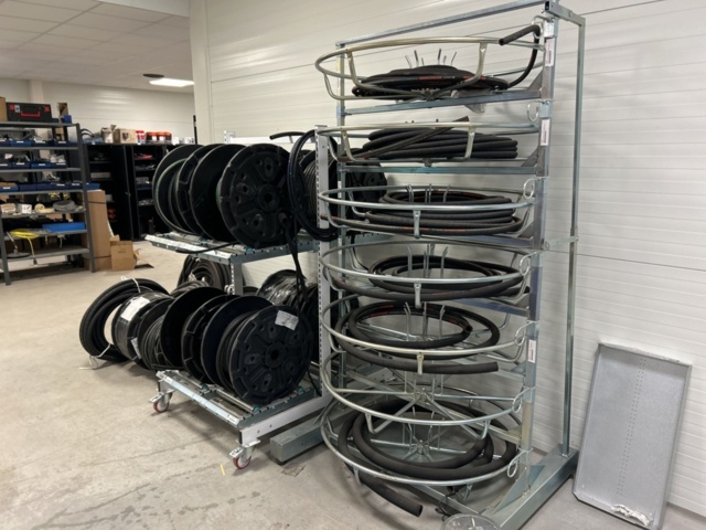 1350321-2 Parti med slang och slangupprullare på stativ