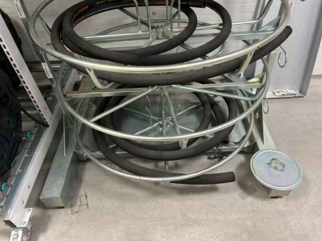 1350321-3 Parti med slang och slangupprullare på stativ