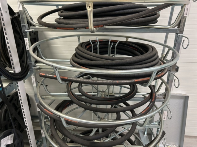 1350321-4 Parti med slang och slangupprullare på stativ