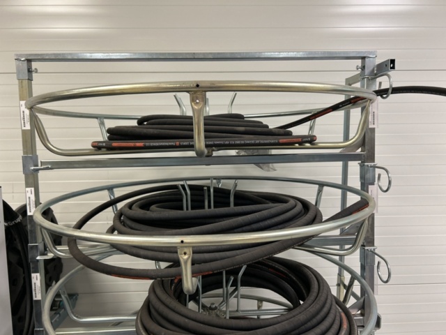 1350321-5 Parti med slang och slangupprullare på stativ