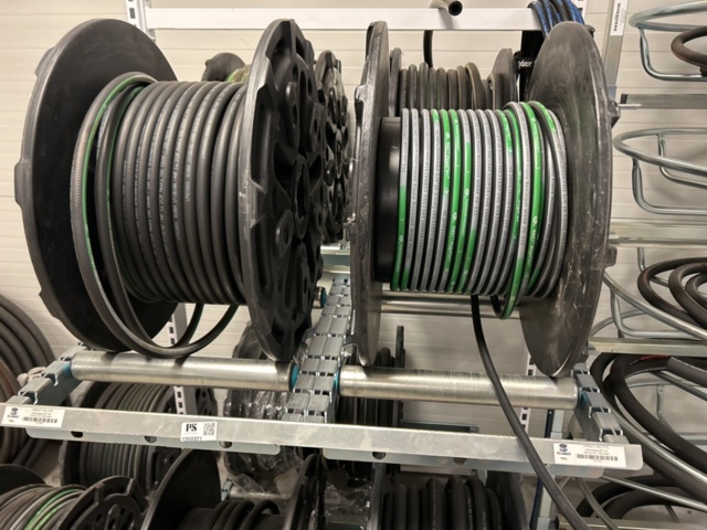 1350321-6 Parti med slang och slangupprullare på stativ