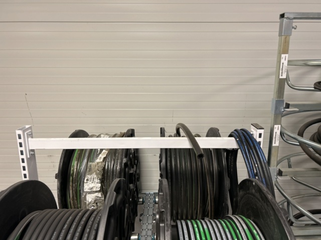 1350321-7 Parti med slang och slangupprullare på stativ