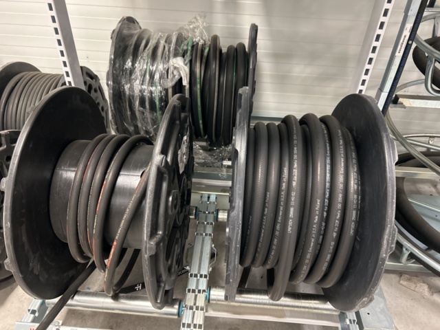 1350321-8 Parti med slang och slangupprullare på stativ