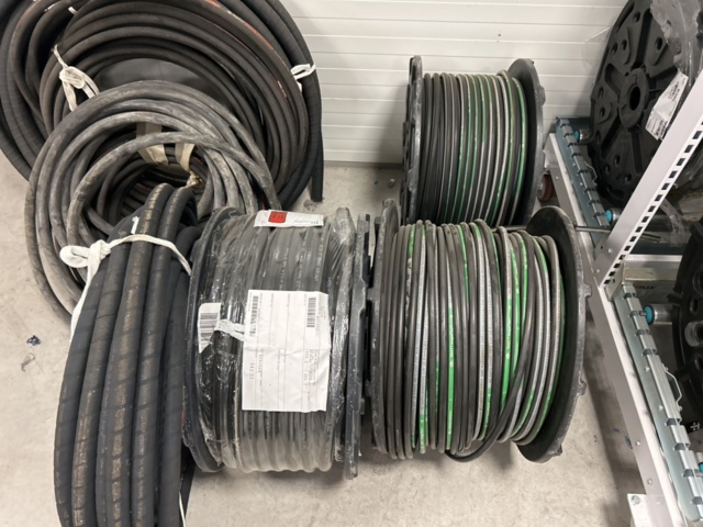 1350321-9 Parti med slang och slangupprullare på stativ