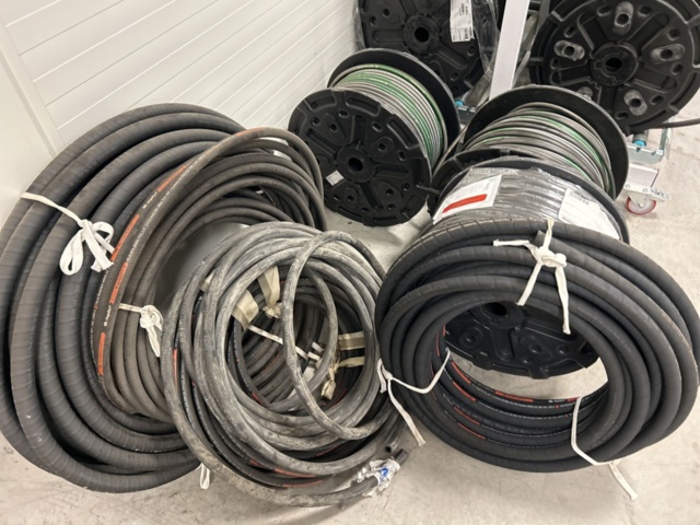 1350321-10 Parti med slang och slangupprullare på stativ