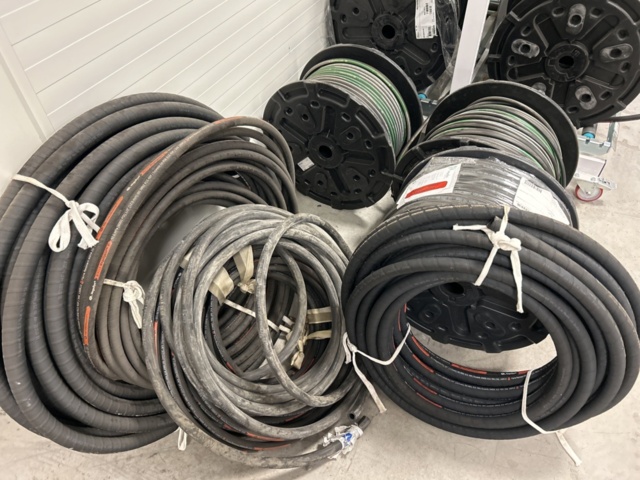 1350321-11 Parti med slang och slangupprullare på stativ