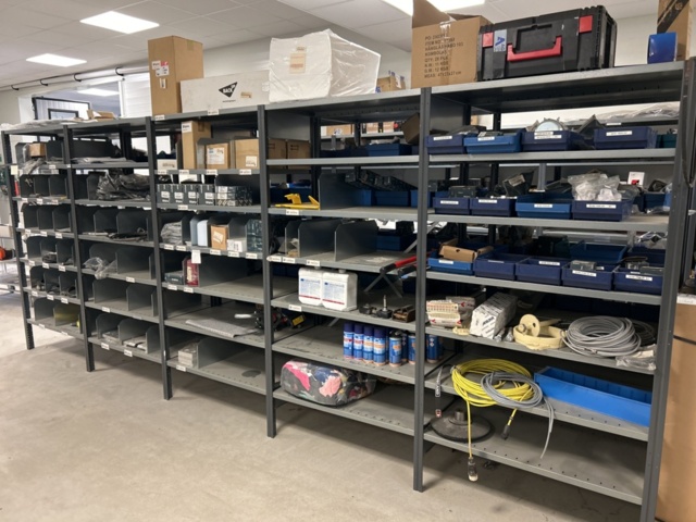 1350322-1 Reservdelslager