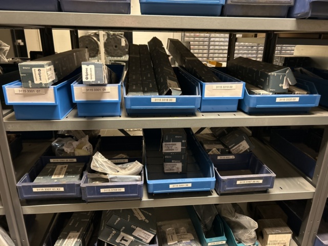 1350322-27 Reservdelslager