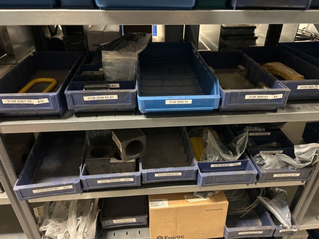 1350322-32 Reservdelslager