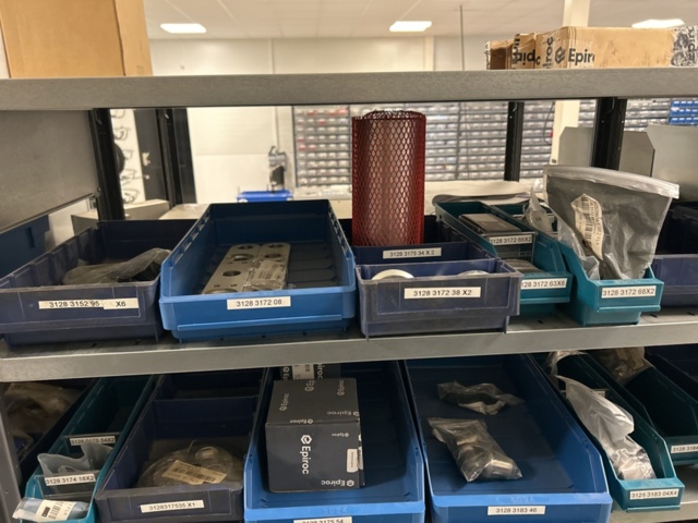 1350322-33 Reservdelslager