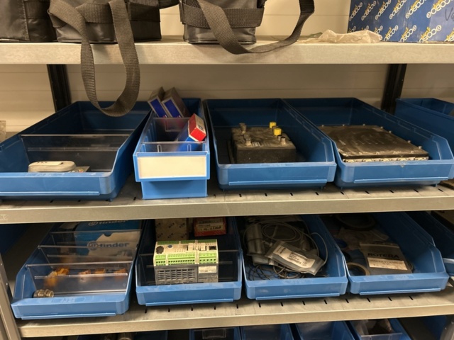 1350322-44 Reservdelslager