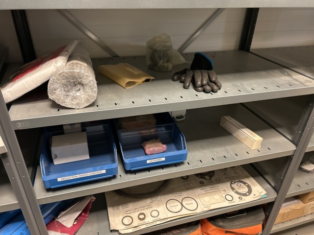 1350322-53 Reservdelslager