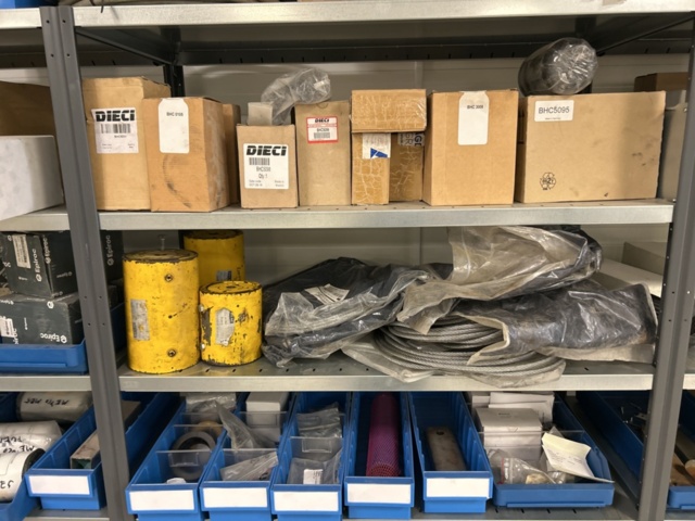 1350322-64 Reservdelslager