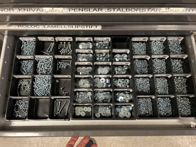 1350326-9 Innehåll i verkstadsmöbel om 2x sektioner