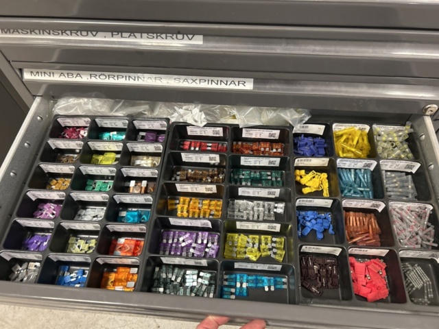 1350326-11 Innehåll i verkstadsmöbel om 2x sektioner