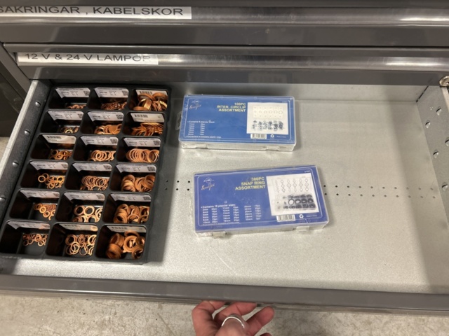 1350326-13 Innehåll i verkstadsmöbel om 2x sektioner