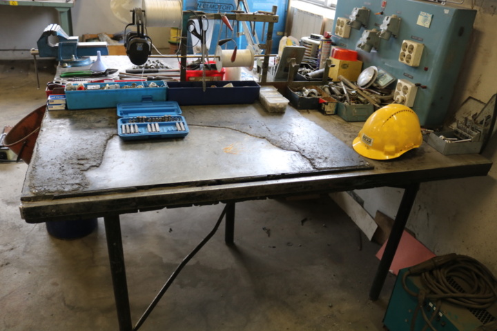 1300581-3 Workbench with contents