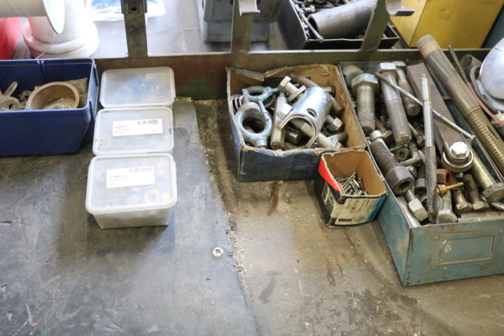 1300581-7 Workbench with contents