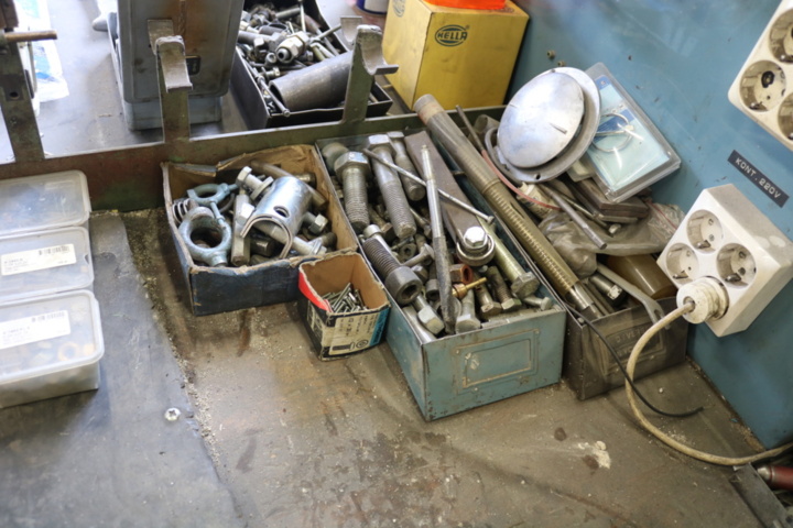 1300581-8 Workbench with contents