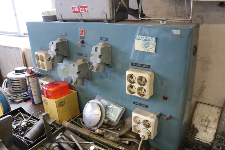 1300581-11 Workbench with contents