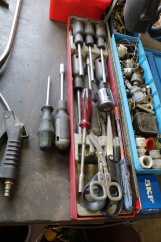 1300581-16 Workbench with contents