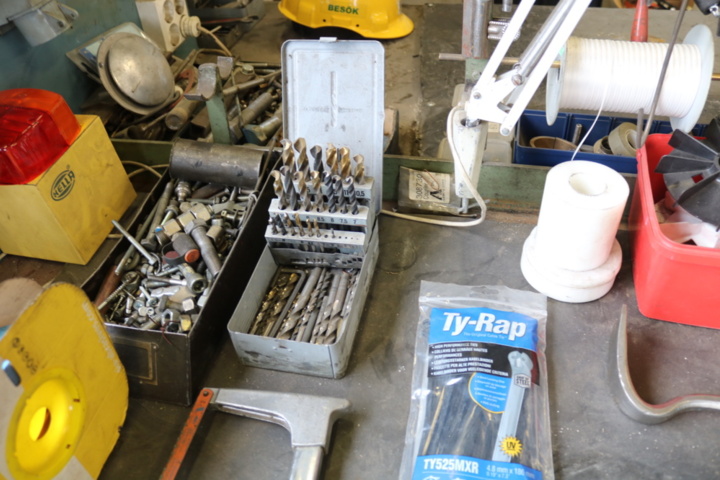 1300581-20 Workbench with contents