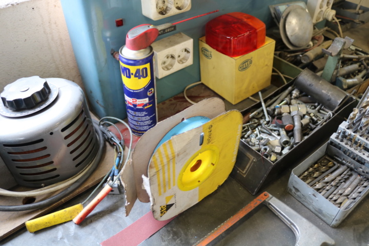 1300581-21 Workbench with contents