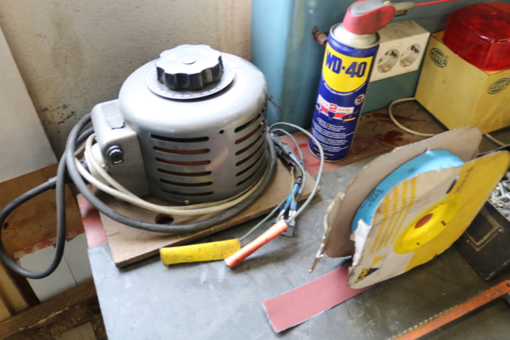 1300581-22 Workbench with contents