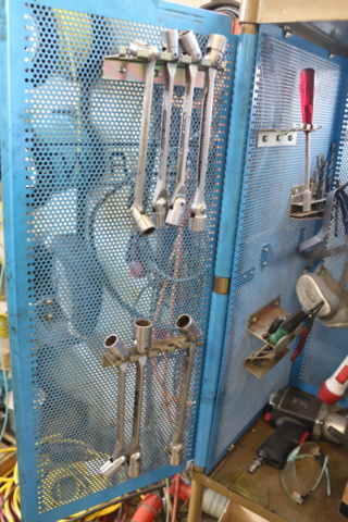 1300582-5 Tool cabinet with tools